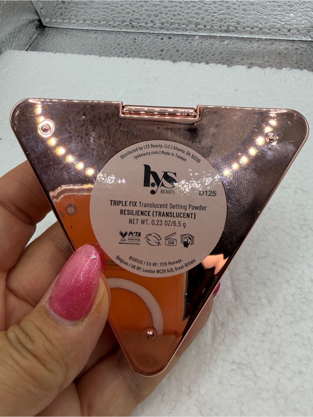 Lys Light Beige Triangular Compact Face Powder - Picture 4 of 5